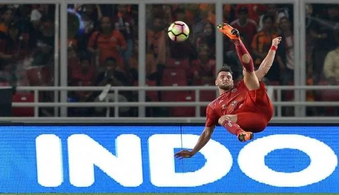 Pemain persija jakarta marko simic saat tendangan salto