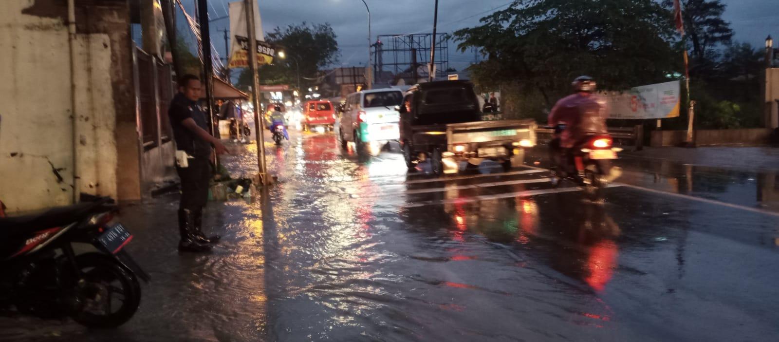 Luapan Air Irigasi, Jalan Raya Leuwiliang jadi Langganan Banjir