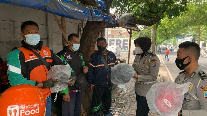 Satlantas Polres Batu Bagi-Bagi Helm Gratis