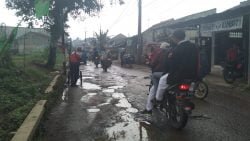 Jalan Dramaga-petir rusak parah | Tak Kunjung Di Perbaiki, Jalan Dramaga - Petir Rusak Parah Dan Berlubang