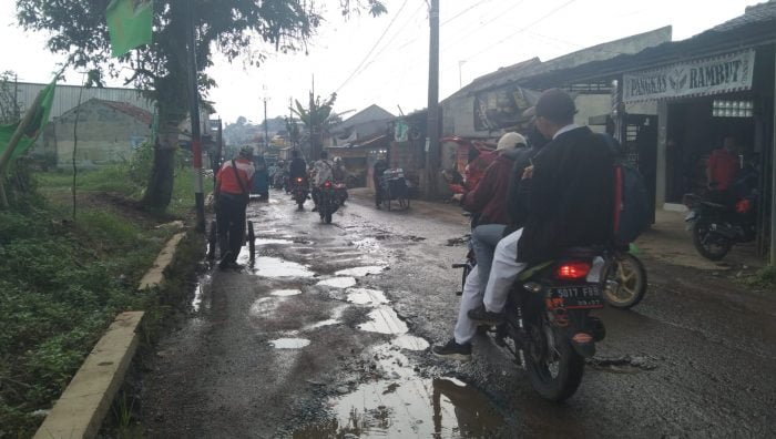 Presiden Jokowi Tegaskan Komitmen | Presiden Jokowi Tegaskan Komitmen | Tak Kunjung Di Perbaiki, Jalan Dramaga - Petir Rusak Parah Dan Berlubang