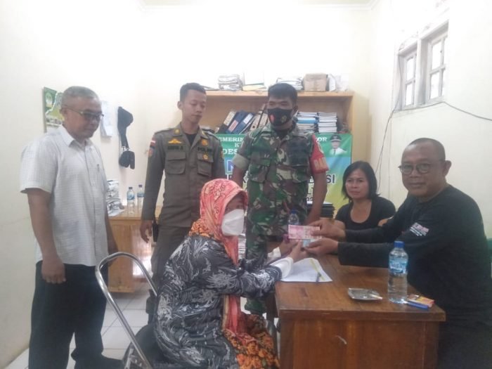 Stasiun Bakamla Kupang Evakuasi | Stasiun Bakamla Kupang Evakuasi | Ratusan Warga Desa Bojong Indah Sumringah Terima BLT