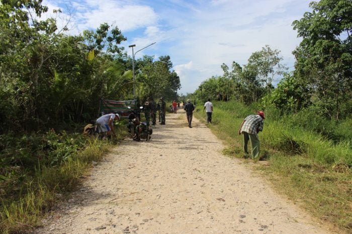 Korem | Dandim 1710/Mimika | Galakkan Gotong Royong, Babinsa Lawe-Lawe Bersama Warga Bersihkan Desa