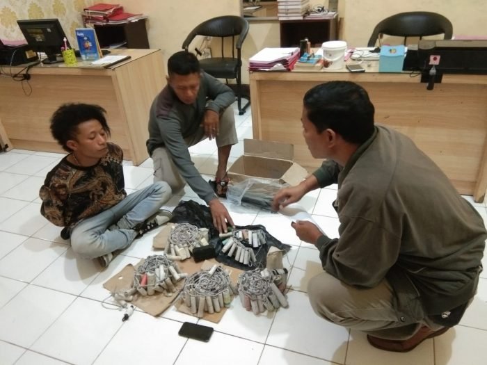 Ojol Antar Sandal Jepit | Ojol Antar Sandal Jepit | Kedapatan Bawa Ratusan Mercon Siap Bakar,Seorang Pria Diamankan Polsek Patrang