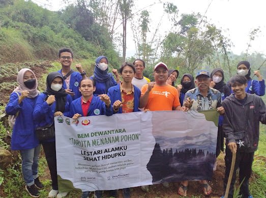 BEM STIE | Apel Gelar Latihan | BEM STIE Dewantara Cibinong Ajak Masyarakat Sukajaya Tanam Pohon