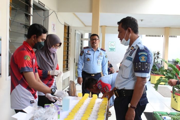 Lapas Jember | Peduli Budaya Literasi | Jajaran Pengamanan Lapas Jember Jalani Tes Urine dan Dapatkan Penguatan Tusi