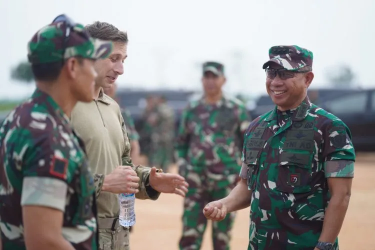 Wakasad Meninjau Prajurit Wakasad