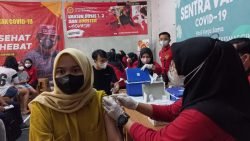 pengucapan sumpah | Kesehatan | Pengunjung Antusias, BIN Kembali Laksanakan Vaksinasi Massal di Cibinong City Mall 