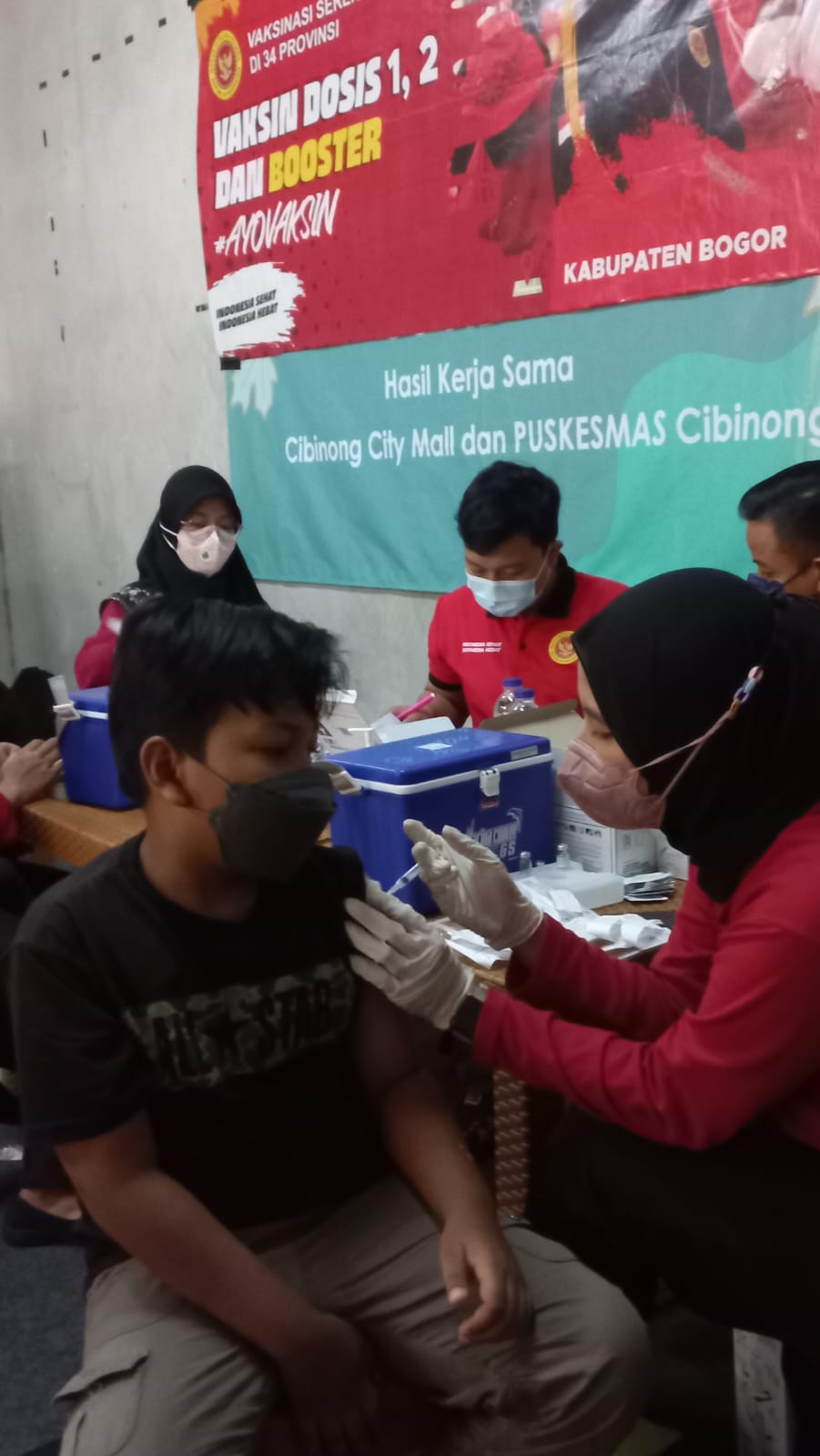Emak-emak Ucapkan Terima Kasih ke BIN Usai Anak Terima Vaksin Dosis 2 di Cibinong City Mal