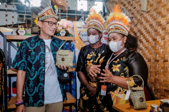 Peran wartawan | Peran wartawan, Jurnalis | Sandiaga Uno: AKI Tingkatkan Omzet Produk Ekraf di Ambon