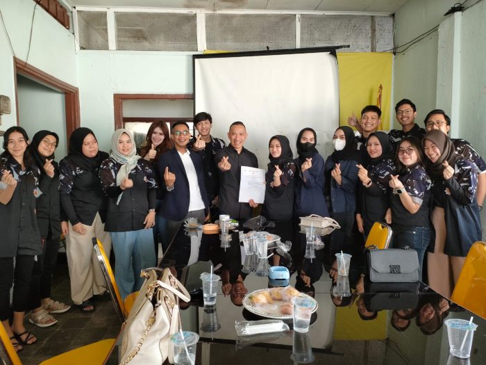 Peran wartawan | Peran wartawan, Jurnalis | Ketua AMPI Kota Bogor Lapor dan Serahkan SK Kepengurusan kepada Ketua DPD Golkar Rusly 
