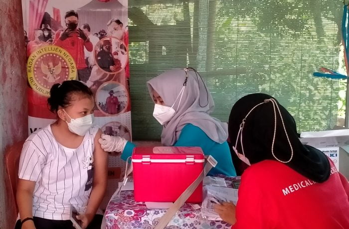 Peran wartawan | Peran wartawan, Jurnalis | Efektif Tercipta Herd Immunity, BIN Helat Vaksinasi Massal di Karadenan Bogor 