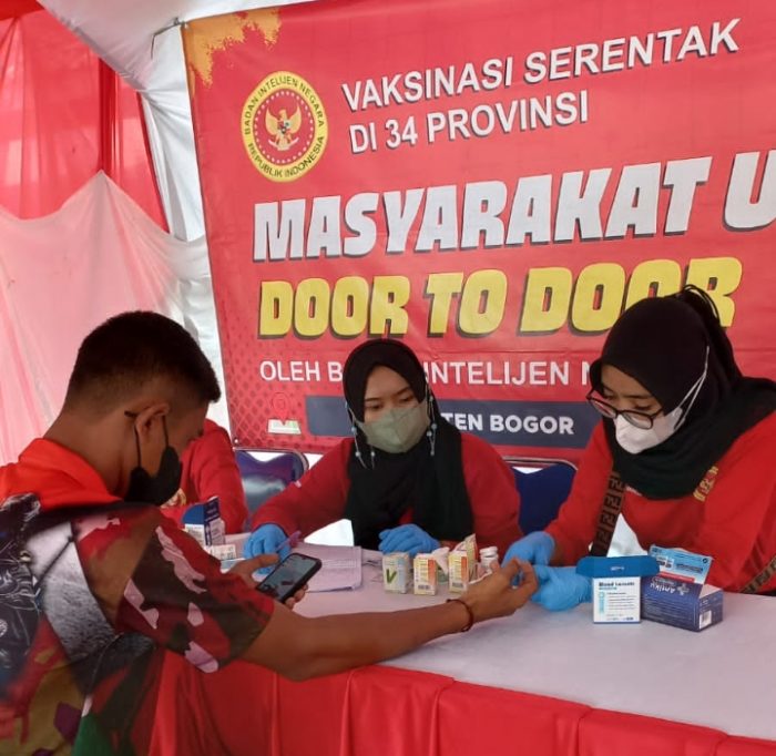 Peran wartawan | Peran wartawan, Jurnalis | Warga di Cisarua Antusias BIN Helat Vaksinasi Secara Door to Door 