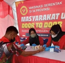 satgas | satgas | Warga di Cisarua Antusias BIN Helat Vaksinasi Secara Door to Door 