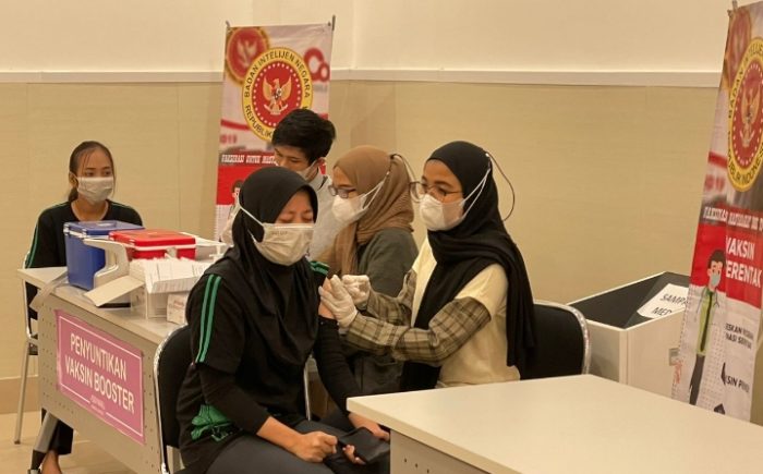 Peran wartawan | Peran wartawan, Jurnalis | Terima Vaksin Covid-19 di Cibinong City Mal, Masyarakat Apresiasi kepada BIN 
