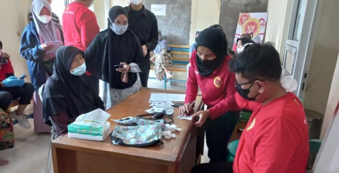 Peran wartawan | Peran wartawan, Jurnalis | Warga: Terimakasih Pak Jokowi dan BIN Vaksinasi di Kelurahan Karadenan 