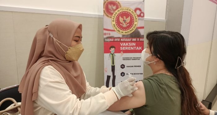 Peran wartawan | Peran wartawan, Jurnalis | BIN Helat Vaksinasi Massal di Aeon Mal Sentul City, Peserta Berharap Terbebas dari Covid-19