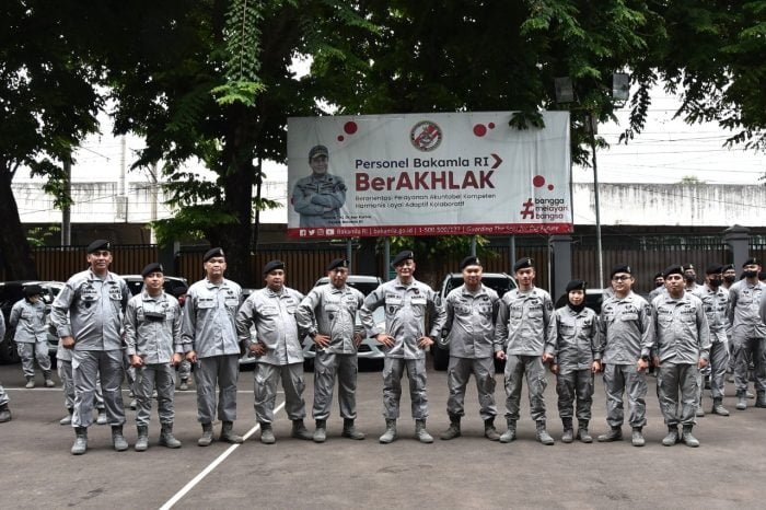 Stasiun Bakamla Kupang Evakuasi | Bakamla RI - Korea Coast Guar | Sebanyak 13 Personel Bakamla RI Lakukan Upacara Kenaikan Pangkat