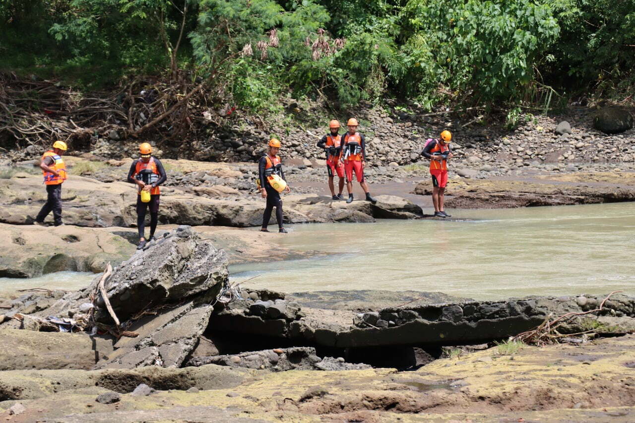 Kapolres Tabanan Pimpin Pencarian Korban Hanyut Terbawa Arus Sungai Yeh Ho |