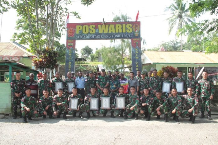 Berhasil Terima Senjata Rakitan Secara Sukarela | Dansatgas YR 142/KJ | Berhasil Terima Senjata Rakitan Secara Sukarela, Satgas Yonif 126/KC Raih Penghargaan