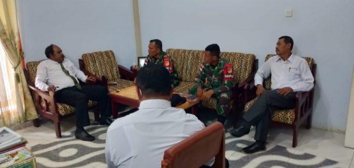 Longsor Rumah Murki | polda metro jaya | Toleransi Beragama, Satgas Pamtas Yonif 711/Rks Terima Penghargaan dari Ketua Klasis GKI Keerom
