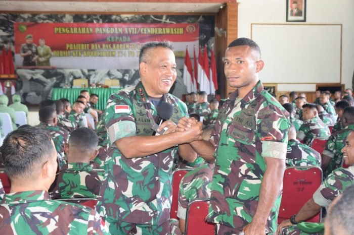 Kenalkan Teknologi | Dandim 1710/Mimika | Berkunjung, Pangdam XVII/Cenderawasih Disambut Meriah Prajurit dan PNS di Makorem 174/ATW