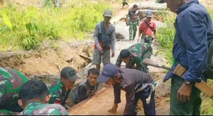 Kenalkan Teknologi | Dandim 1710/Mimika | Peduli, Satgas Pamtas Yonif 645/Gty Bersama Warga Bangun Jembatan Kayu di JIPP Pasca Longsor