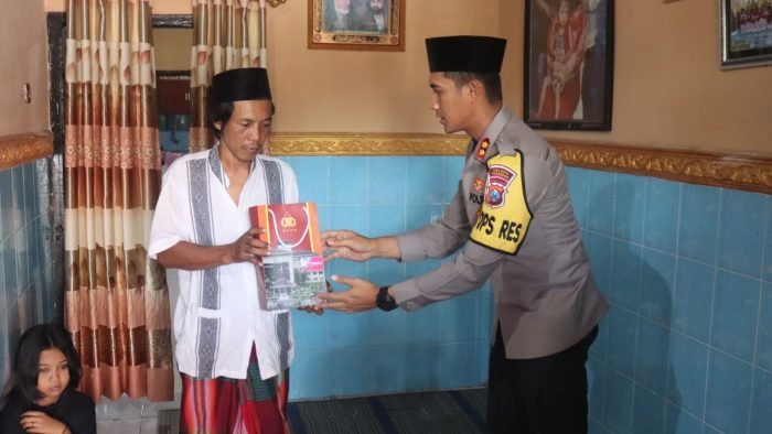 Kenalkan Teknologi | Dandim 1710/Mimika | Polres Pasuruan Kunjungi dan Santuni Korban Kanjuruhan dari Kapolda Jatim