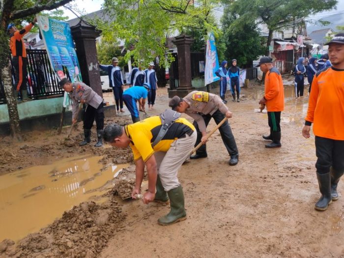 Beri Sembako | polda metro jaya | Ancungi Jempol, Sinergitas Polres Trenggalek bersama TNI dan Masyarakat Watulimo Bersihkan Sisa Banjir