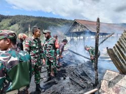 satgas | satgas | Personel Kodim 1714/Puncak Jaya Bersama Warga Padamkan Kebakaran di Pasar Kota Baru