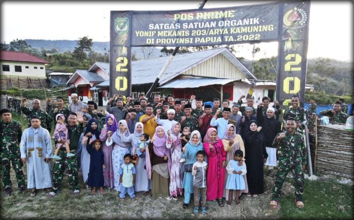 Satgas Yonif Mekanis 203/AK dan Masyarakat di Pegunungan Tengah Peringati Maulid Nabi Muhammad  | Dansatgas YR 142/KJ | Satgas Yonif Mekanis 203/AK dan Masyarakat di Pegunungan Tengah Peringati Maulid Nabi Muhammad 