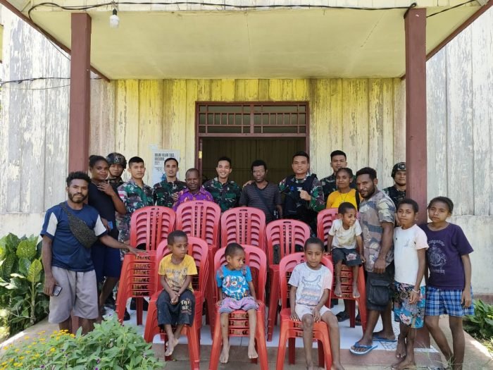 Bentuk Kepedulian | Dansatgas YR 142/KJ | Satgas Yonif 126/KC Sumbangkan Kursi, Jemaat Gereja Santo Mikael Ucapkan Terimakasih