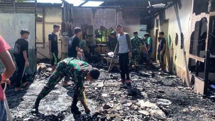 Aksi Heroik Padamkan Api di Kompleks Dolong Asmat | Dandim 1710/Mimika | Bantu Bersihkan Puing-puing, Pimpinan Ponpes Al-Mizan Sampaikan Terimakasih ke Satgas Pamtas Yonif 645/Gty