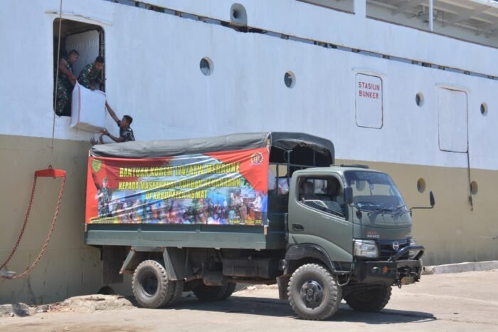 Aksi Heroik Padamkan Api di Kompleks Dolong Asmat | Dandim 1710/Mimika | Danrem 174/ATW Merauke Salurkan Sembako dan Pakaian Layak Pakai ke Korban Kebakaran Pasar Dolog Asmat