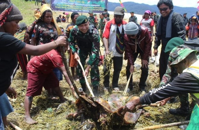 Satgas Yonif 126/KC dan Nusantara Sehat Beri Pembekalan P3K Kepada Siswa di Perbatasan Papua | Dansatgas YR 142/KJ | HUT TNI ke-77, Satgas Yonif Mekanis 203/AK Gelar Tradisi Bakar Batu