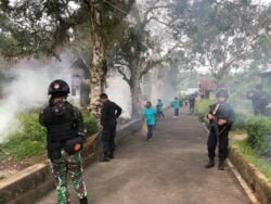 erupsi gunung lewotobi | Berita Daerah | Ciptakan Kedamaian, Satgas Yonarmed 1 Kostrad Laksanakan Pengamanan Karya Bakti  di Pulau Haruku