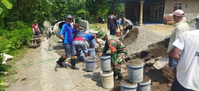 Babinsa Nglembu | Dandim 1710/Mimika | Babinsa Nglembu Ikut Karya Bakti Perbaikan Infrastruktur Desa