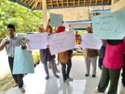 erupsi gunung lewotobi | Berita Daerah | Tak Puas Kinerja Kades, Warga Desa Kalirejo Kecamatan Bagelen Lakukan Aksi Demo di Balai Desa