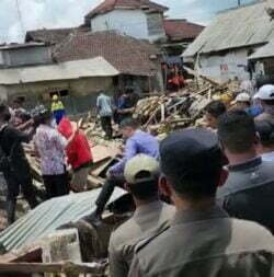 satgas | satgas | Banjir Bandang Terjang Kalibaru  Banyuwangi, Puluhan Rumah Rusak