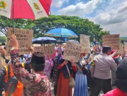 erupsi gunung lewotobi | Berita Daerah | Ratusan Warga Datangi Kantor Bupati Purworejo Tuntut Pemberhentian Sekdes Viral 