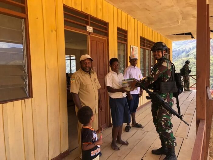 Bakamla RI Gelar Latihan | Dansatgas YR 142/KJ | Dukung Dunia Pendidikan, Satgas Yonif Mekanis 203/AK Beri Buku-Alat Tulis di SMP Negeri 1 Balingga