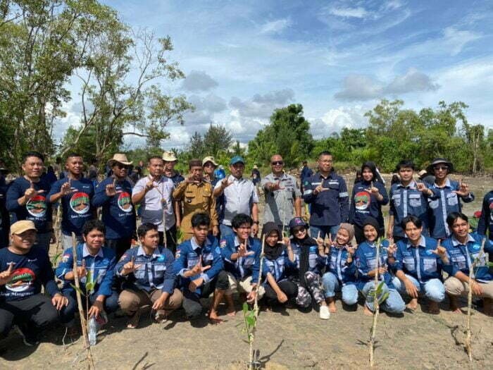 Pemerintah Kabupaten Pulau | Pemerintah Kabupaten Pulau | Stasiun Bakamla Babel Tanam 3000 Batang Mangrove di Pantai Batu Belubang