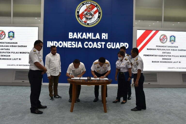 Pemerintah Kabupaten Pulau Morotai dan Bakamla Teken Naskah Perjanjian Hiba