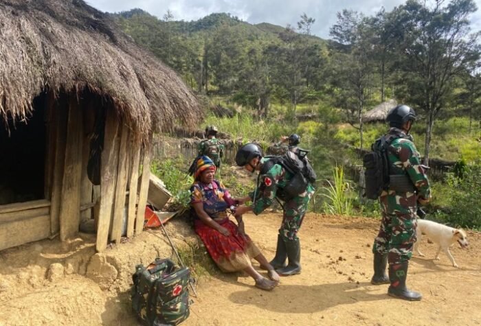 Program Masuk Desa | Dansatgas YR 142/KJ | Satgas Yonif Mekanis 203/AK Keliling Kampung Berikan Layanan Kesehatan Secara Door to Door