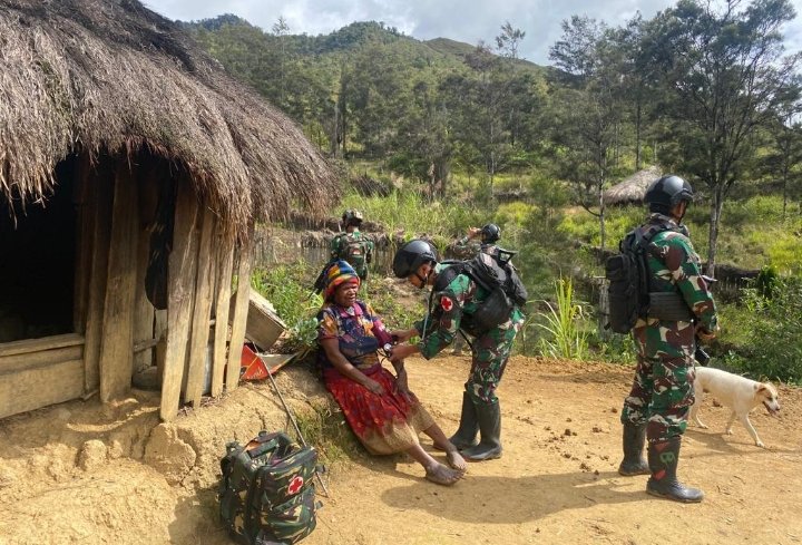 Keliling Kampung | Keliling Kampung | Satgas Yonif Mekanis 203/AK Keliling Kampung Berikan Layanan Kesehatan Secara Door to Door