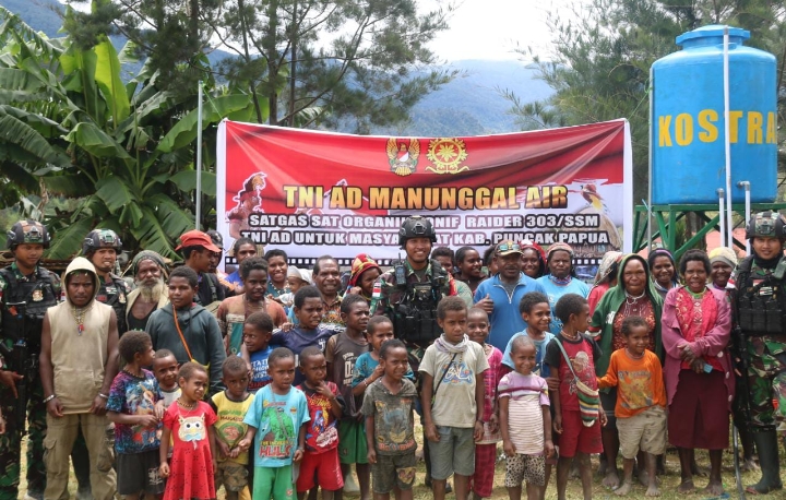 Satgas 303 Bantu Alirkan Air Bersih untuk Masyarakat Distrik Ilaga Papua |