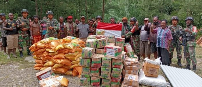 Febri Diyanto Menghilang | Febri Diyanto Menghilang | Dandim Puncak Jaya Salurkan 100 Lembar Seng untuk Pembangunan Honai di Kampung Timobut