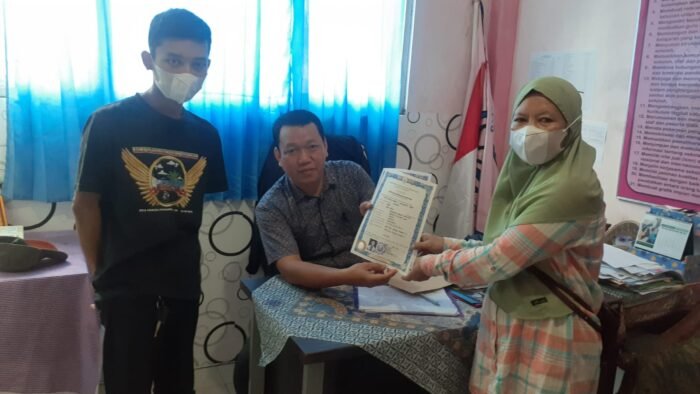 Febri Diyanto Menghilang | Febri Diyanto Menghilang | Terima Ijazah, Ibu-Anak Sampaikan Terimakasih ke Yayasan Bina Bangsa Mandiri dan Presidium Bogor Timur