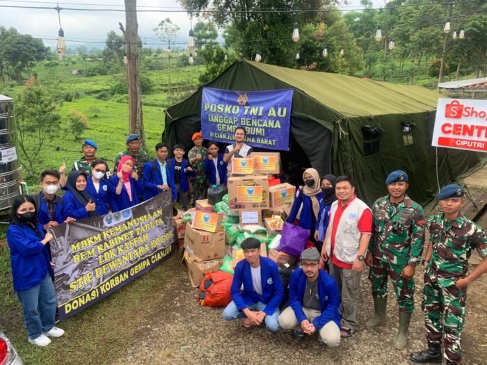 Keliling Kampung | Keliling Kampung | BEM Dewantara, MBKM Kemanusiaan dan UKM LDK Kaffah Beri Bantuan ke Korban Terdampak Gempa Cianjur 