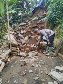 erupsi gunung lewotobi | Berita Daerah | Tanah Longsor, Rumah Warga di Cigombong Ambruk